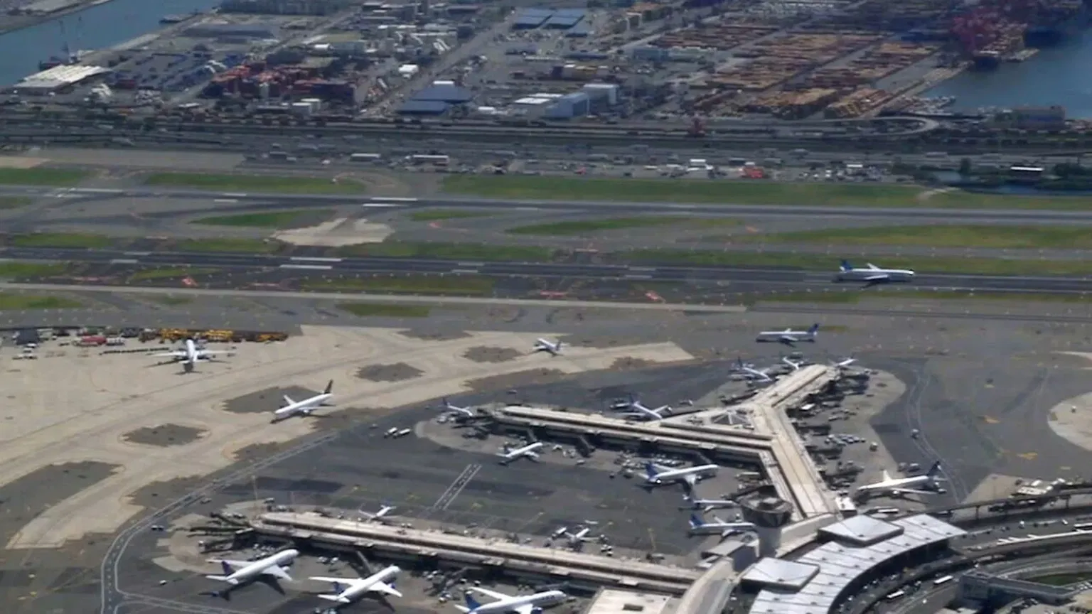 Newark Airport 2025: Flight Caps Extended, New AirTrain Breaks Ground