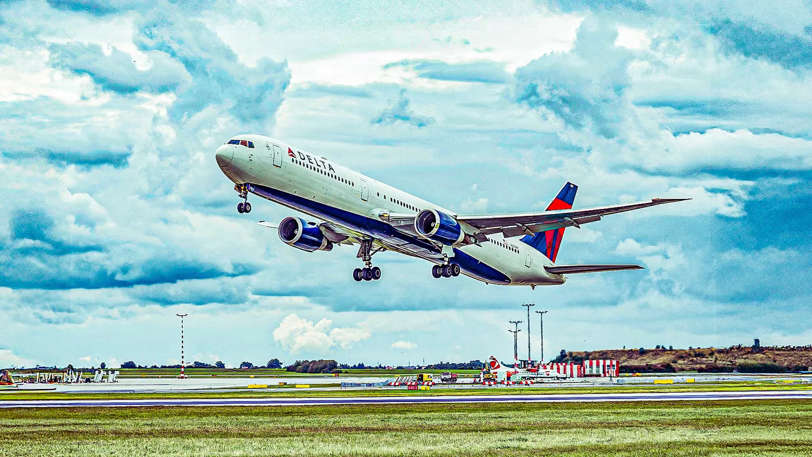 1778076928989_129 delta air lines boeing 767 400 nadezda murmakova _ shutterstock