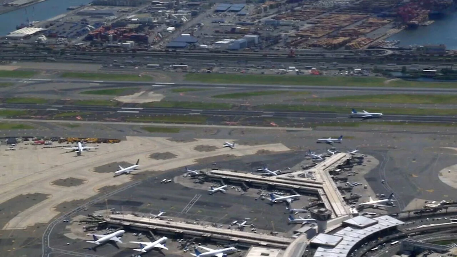 Newark Airport 2025: Flight Caps Extended, New AirTrain Breaks Ground