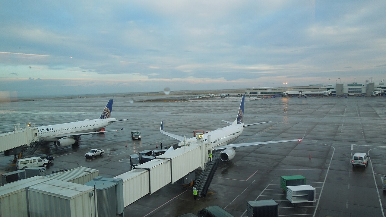 1792507942153_United_Airlines_aircraft_at_DIA_in_the_morning